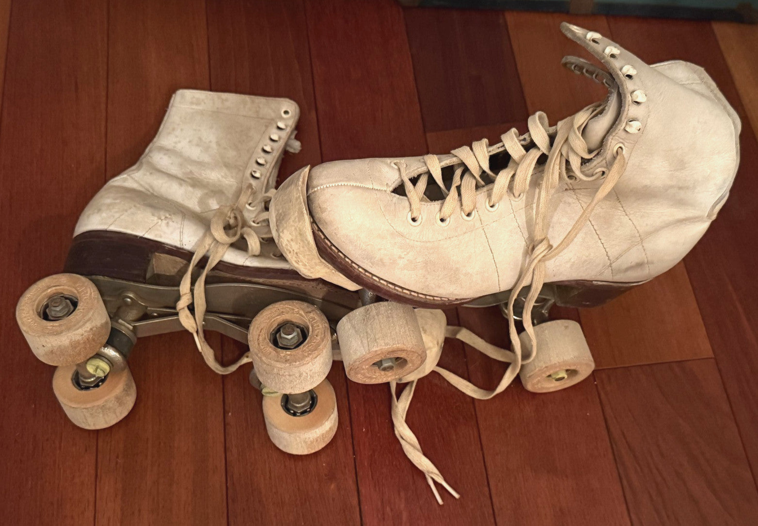 Vintage Chicago White Women's Roller Skates w/ Wooden Wheels & Original Case